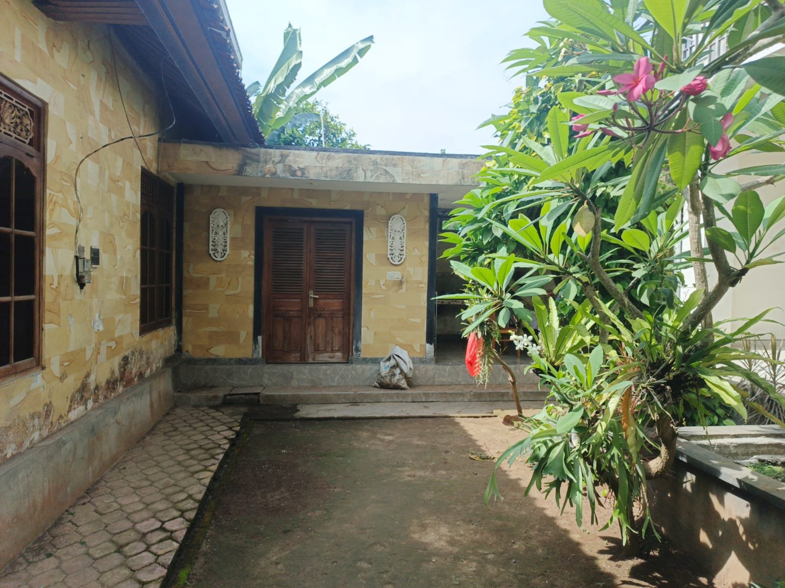 1 BIDANG TANAH DENGAN TOTAL LUAS 600 M2 BERIKUT BANGUNAN DI KABUPATEN GIANYAR