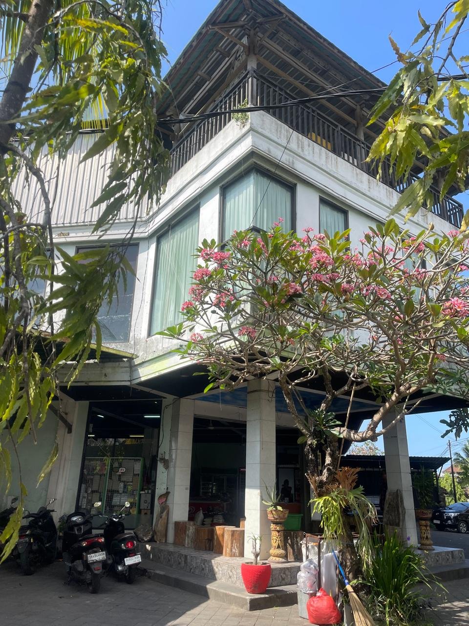 1 BIDANG TANAH DENGAN TOTAL LUAS 900 M2 BERIKUT BANGUNAN DI KABUPATEN GIANYAR