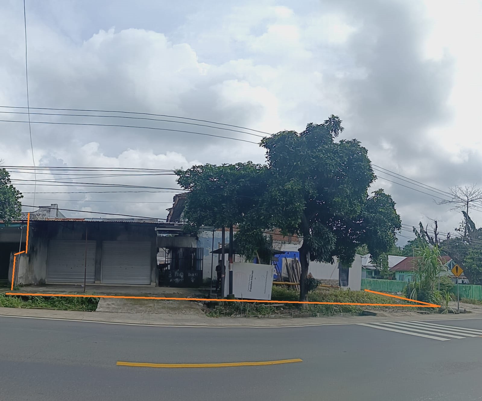 1 BIDANG TANAH DENGAN TOTAL LUAS 485 M2 BERIKUT BANGUNAN DI KABUPATEN LOMBOK UTARA